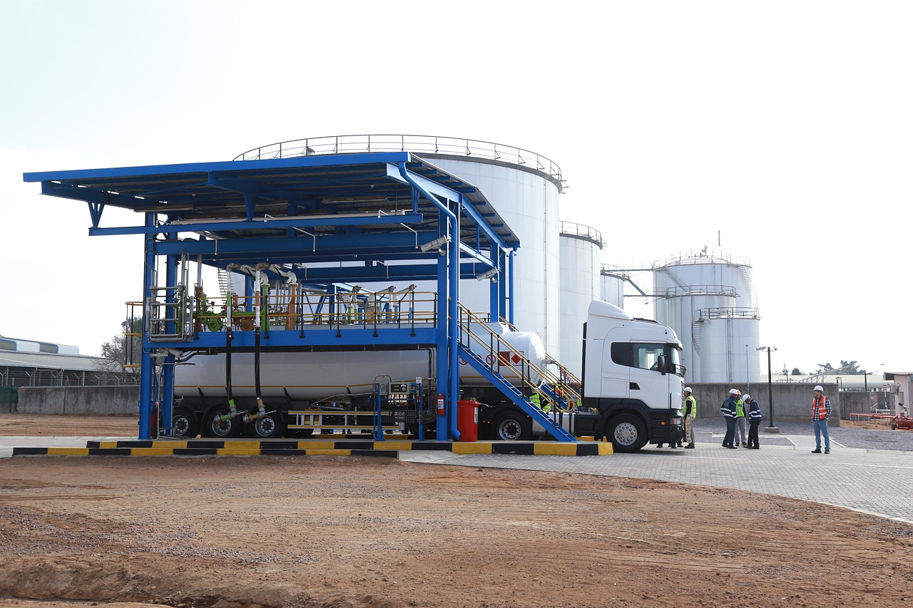Camion citerne en zone de chargement